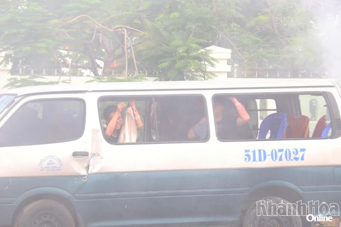 Nhiều hành khách mắc kẹt bên trong phương tiện, hoảng loạn, la hét.
