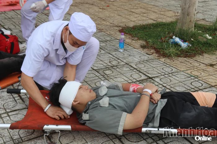 Một nạn nhân được sơ cứu.