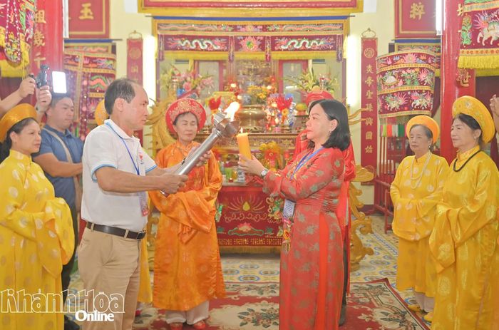 Ban tổ chức Đại hội thực hiện nghi thức thắp lửa ngọn đuốc truyền thống.