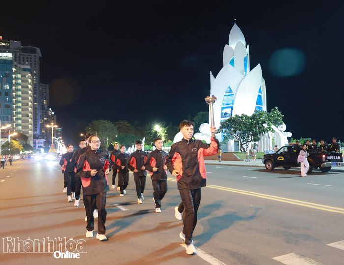 Đoàn rước đuốc qua Tháp Trầm Hương.