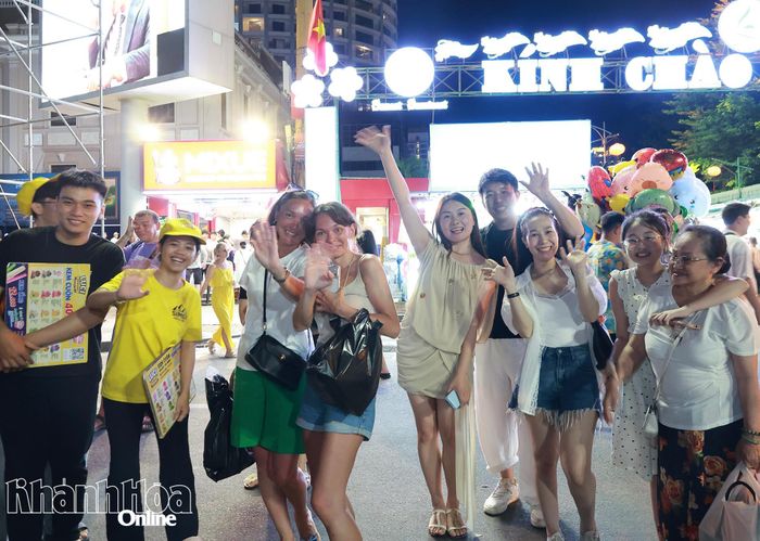 Người dân và du khách hào hứng đón đoàn rước đuốc Đại hội TDTT tỉnh Khánh Hòa lần I năm 2026.