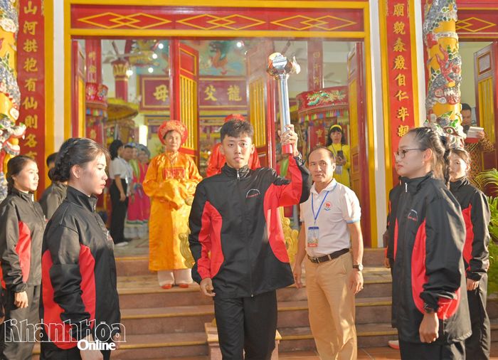 Vận động viên Nguyễn Lê Hoàng Vũ dẫn đầu đoàn rước đuốc đại hội.
