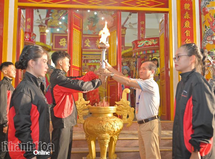 Ông Nguyễn Tuấn Thanh - Phó Giám đốc Sở Văn hóa, Thể thao và Du lịch, Phó Trưởng Ban tổ chức đại hội trao ngọn đuốc cho vận động viên dẫn đầu.