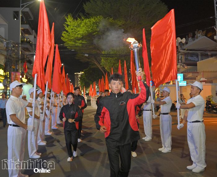 Đoàn rước đuốc trên hành trình lan tỏa tinh thần Đại hội Thể dục thể thao tỉnh Khánh Hòa lần I năm 2026.