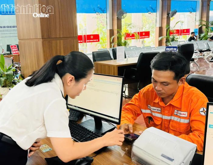 Cán bộ Thuế tỉnh hướng dẫn người dân cài đặt ứng dụng eTax Mobile.