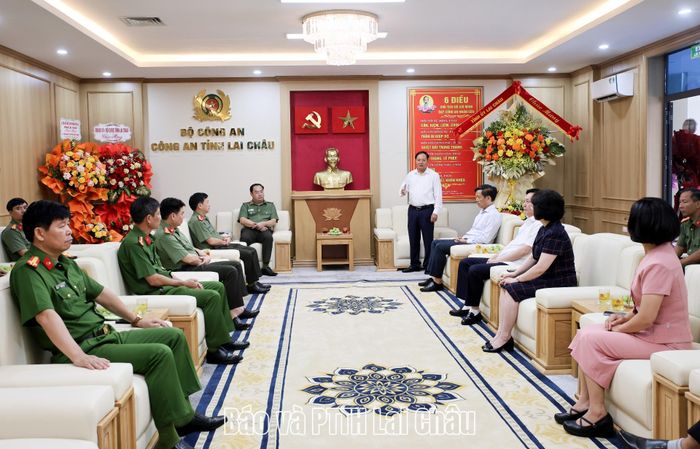 Quang cảnh buổi thăm, chúc mừng.