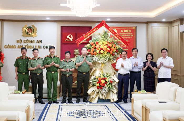 Bí thư Tỉnh uỷ Lê Minh Ngân cùng các đồng chí Ủy viên Ban Thường vụ Tỉnh ủy tặng lẵng hoa chúc mừng cán bộ, chiến sĩ Công an tỉnh.