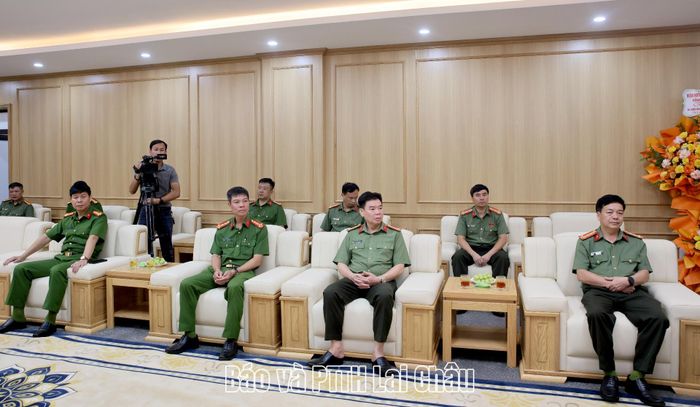 Các đại biểu dự buổi thăm, chúc mừng.