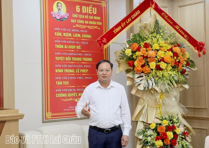 Đồng chí Lê Minh Ngân - Bí thư Tỉnh ủy, Chủ tịch HĐND tỉnh phát biểu chúc mừng lực lượng Công an tỉnh nhân kỷ kiệm 81 năm Ngày truyền thống công an nhân dân và 21 năm Ngày hội Toàn dân bảo vệ an ninh Tổ quốc.