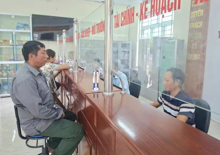 Người dân thực hiện các giao dịch liên quan đến đất đai tại Trung tâm Phục vụ hành chính công xã Bum Tở.