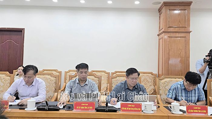 Các đại biểu dự cuộc họp.