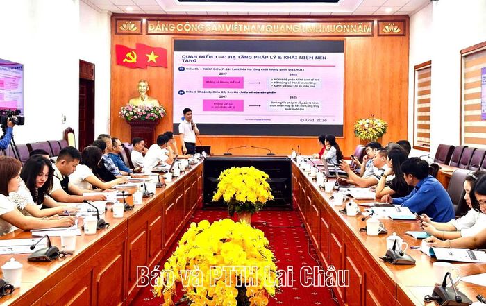 Chuyên gia Trung tâm mã số mã vạch quốc gia - Ủy ban tiêu chuẩn đo lường chất lượng trình bày các nội dung tại hội nghị.