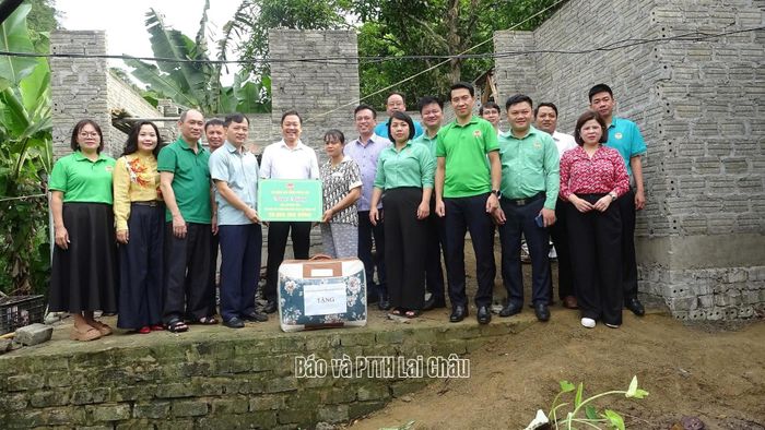 Đoàn công tác Hội Nông dân thành phố Hà Nội trao 50 triệu đồng hỗ trợ gia đình hội viên Lò Thị Hương (tổ dân phố Hữu Nghị, xã Phong Thổ).