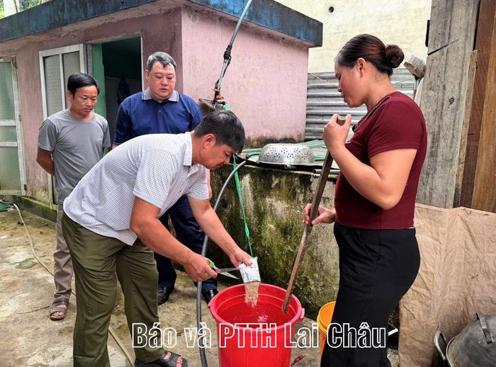 Các hộ dân thực hành việc sử dụng chế phẩm để xử lý mùi hôi tại ngay khu vực chăn nuôi.