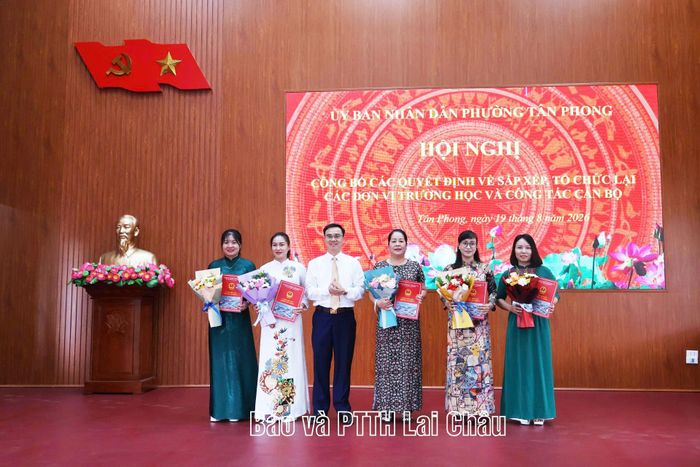 Đồng chí Đặng Quang Chung - Phó Bí thư Thường trực Đảng ủy phường Tân Phong trao quyết định cho Ban Giám hiệu Trường Mầm non Đông Phong.