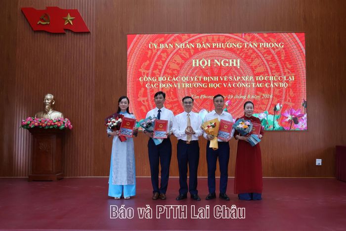 ... trao quyết định cho Ban Giám hiệu Trường Tiểu học Đông Phong.