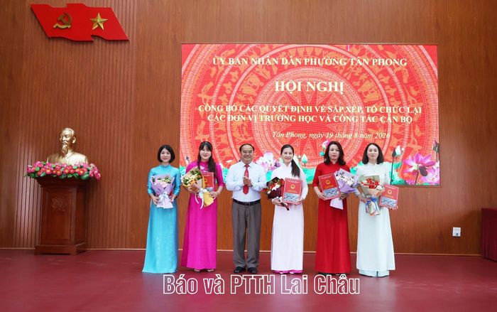 Đồng chí Mùa A Trừ - Bí thư Đảng ủy, Chủ tịch HĐND phường Tân Phong trao quyết định cho Ban Giám hiệu Trường Mầm non Tân Phong.