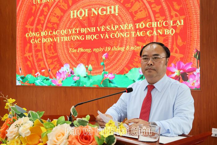 Đồng chí Mùa A Trừ - Bí thư Đảng ủy, Chủ tịch HĐND phường Tân Phong phát biểu chỉ đạo tại hội nghị.