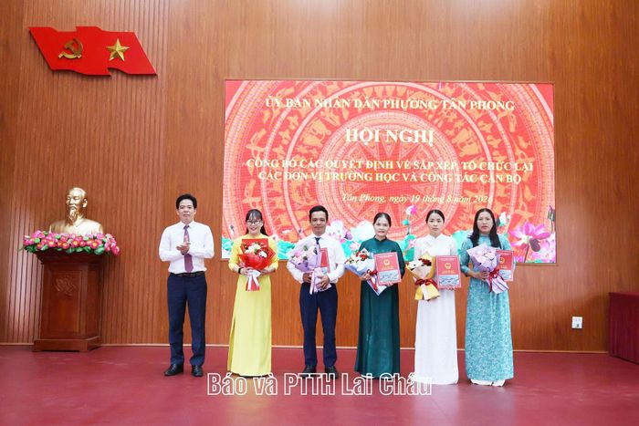 Đồng chí Nguyễn Văn Nghiệp - Chủ tịch UBND phường Tân Phong trao quyết định cho Ban Giám hiệu Trường THCS Tân Phong.