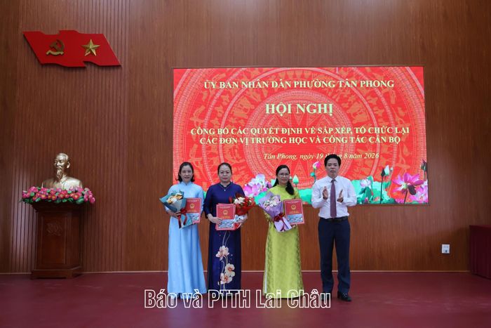 ... trao quyết định cho Ban Giám hiệu Trường Tiểu học Tân Phong. 