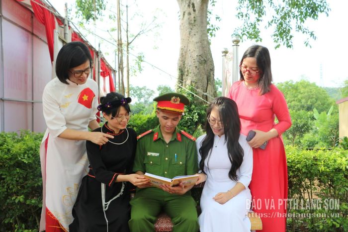 Cán bộ, đảng viên phường Kỳ Lừa tìm hiểu tư liệu, ôn lại truyền thống lịch sử của tỉnh qua các thời kỳ