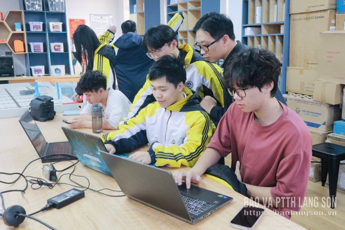 Thầy và trò Trường THPT Chuyên Chu Văn An thực hành sử dụng trí tuệ nhân tạo trong tìm kiếm tài liệu phục vụ học tập