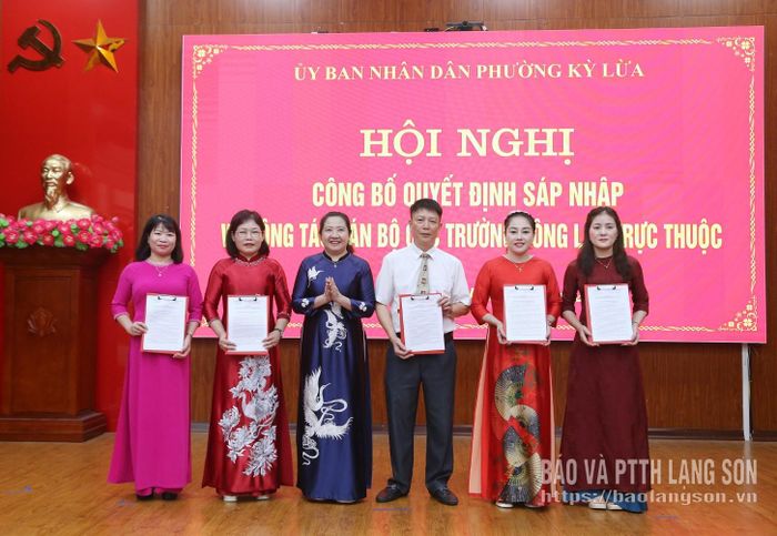 Lãnh đạo UBND phường trao Quyết định thành lập trường cho đại diện các nhà trường