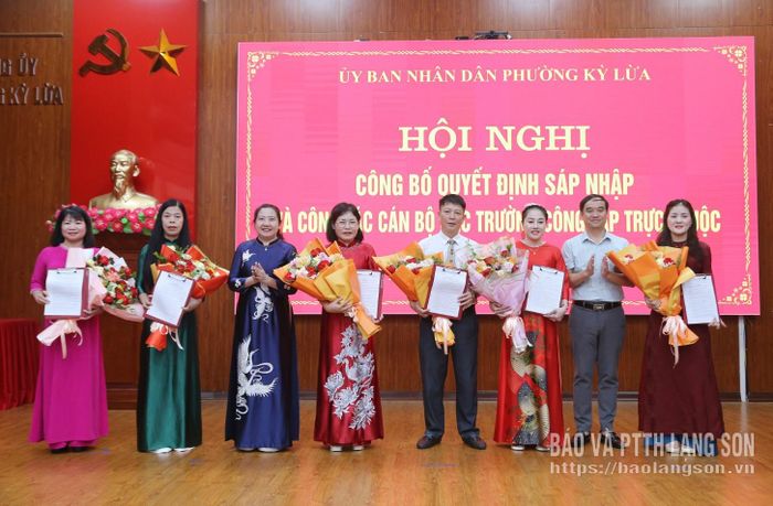 Lãnh đạo UBND phường trao Quyết định bổ nhiệm các hiệu trưởng