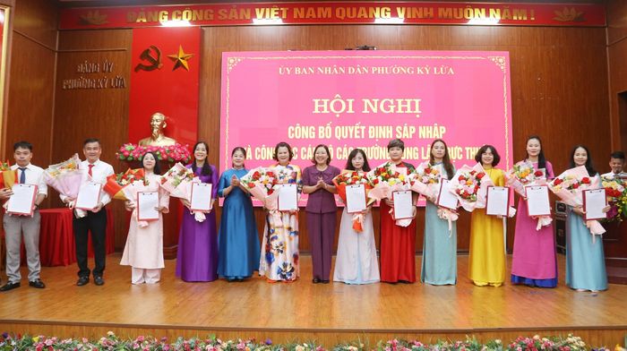 Lãnh đạo UBND phường trao Quyết định bổ nhiệm các phó hiệu trưởng