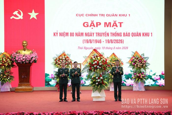 Thiếu tướng Trần Xuân Mạnh, Tư lệnh Quân khu 1 tặng hoa chúc mừng Báo Quân khu 1