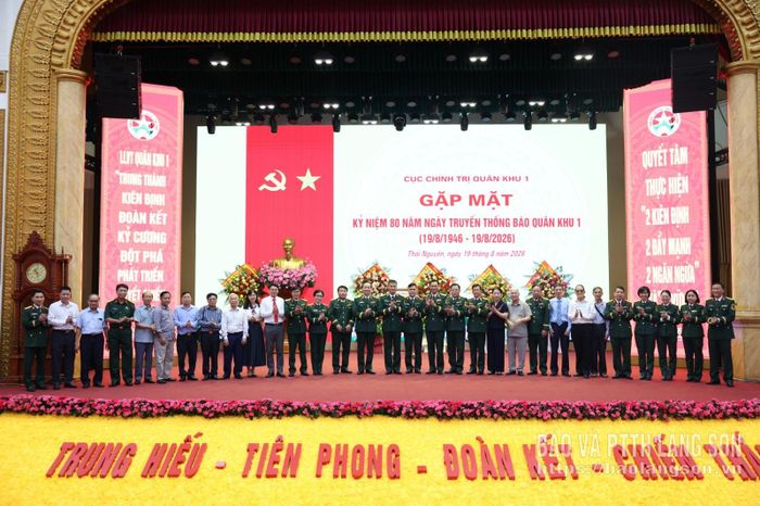 Các đại biểu chụp ảnh lưu niệm tại buổi gặp mặt