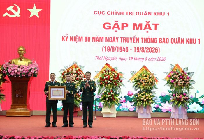 Thiếu tướng Trần Xuân Mạnh, Tư lệnh Quân khu 1 trao Bằng khen cho tập thể Báo Quân khu 1