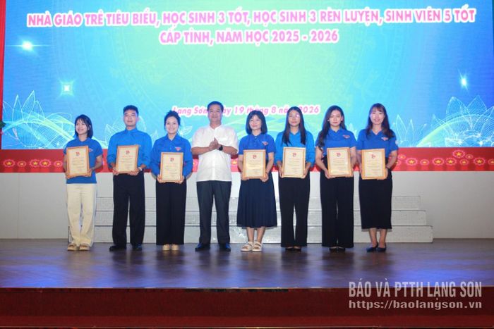 Ban tổ chức trao chứng nhận cho các nhà giáo trẻ tiêu biểu