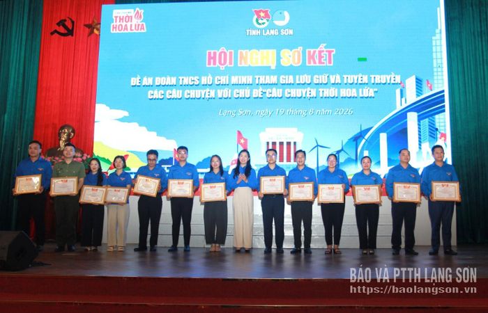 Ban tổ chức trao giải cho các tập thể tham gia Đề án “Câu chuyện thời hoa lửa”