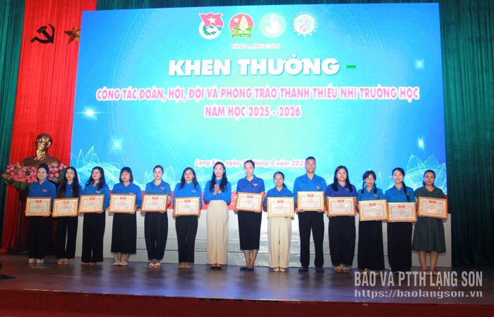Ban tổ chức khen thưởng các tập thể, cá nhân có thành tích trong công tác Đoàn, Hội, Đội trường học