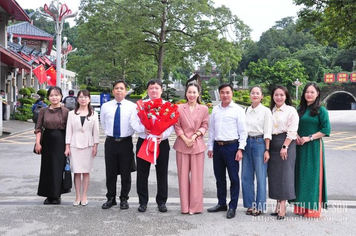 Lãnh đạo Sở Văn hoá, Thể thao và Du lịch tỉnh đón đoàn đại biểu thị Bằng Tường, Quảng Tây, Trung Quốc tại Cửa khẩu Quốc tế Hữu Nghị