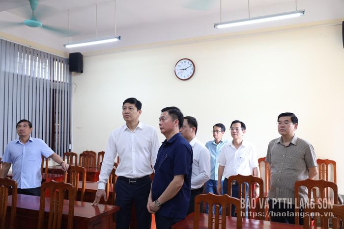 Đồng chí Vũ Hoàng Anh, Phó Bí thư Tỉnh ủy, Chủ tịch Hội đồng đánh giá cùng các thành viên kiểm tra thực tế tại các phòng học của trường