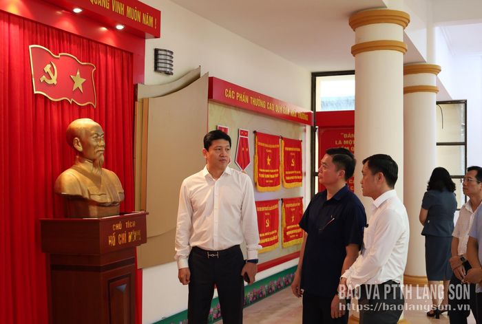 Đồng chí Vũ Hoàng Anh, Phó Bí thư Tỉnh ủy, Chủ tịch Hội đồng đánh giá cùng các thành viên kiểm tra thực tế tại Phòng truyền thống nhà trường