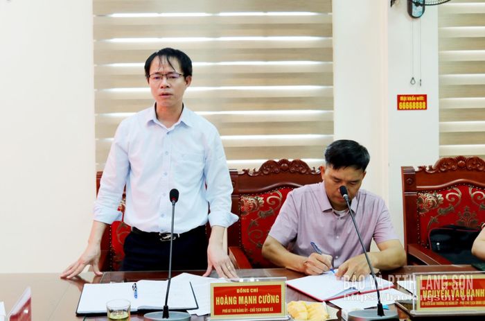 Lãnh đạo UBND xã Đồng Đăng báo cáo những vướng mắc trong thực hiện GPMB phục vụ 2 dự án tại cuộc kiểm tra