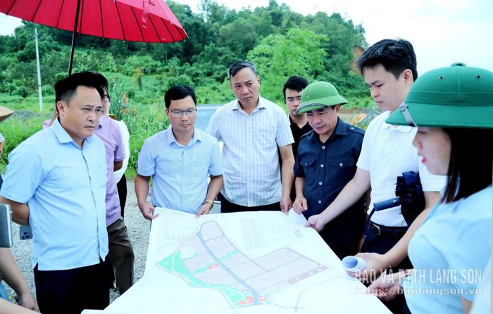 Đồng chí Lương Trọng Quỳnh, Ủy viên Ban Thường vụ Tỉnh ủy, Trưởng Ban Nội chính Tỉnh ủy và đồng chí Nguyễn Văn Trường, Phó Chủ tịch HĐND tỉnh xem phương án xây dựng Khu chế xuất 1 