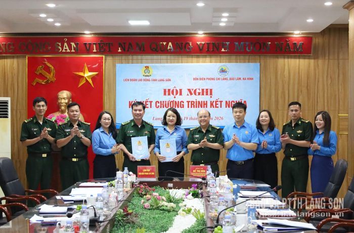 Lãnh đạo LĐLĐ tỉnh và Đồn Biên phòng Chi Lăng ký kết chương trình kết nghĩa