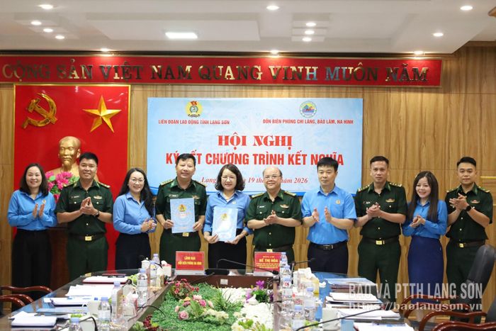 Lãnh đạo LĐLĐ tỉnh và Đồn Biên phòng Na Hình ký kết chương trình kết nghĩa