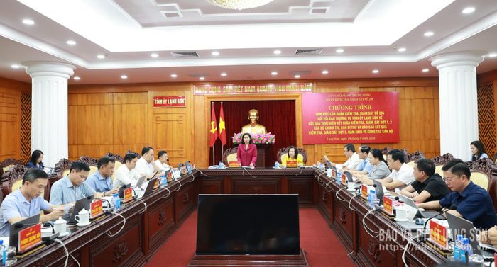 Đồng chí Nguyễn Thị Tuyến, Ủy viên Trung ương Đảng, Phó Bí thư Đảng ủy Chính phủ quán triệt nội dung chương trình buổi làm việc