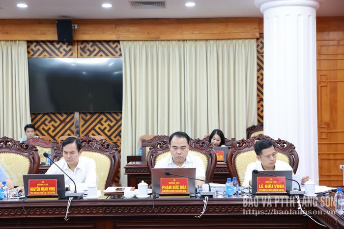 Các thành viên Đoàn Kiểm tra, giám sát dự buổi làm việc