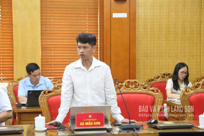 Lãnh đạo xã Mẫu Sơn trao đổi, thảo luận phương án vận hành thử