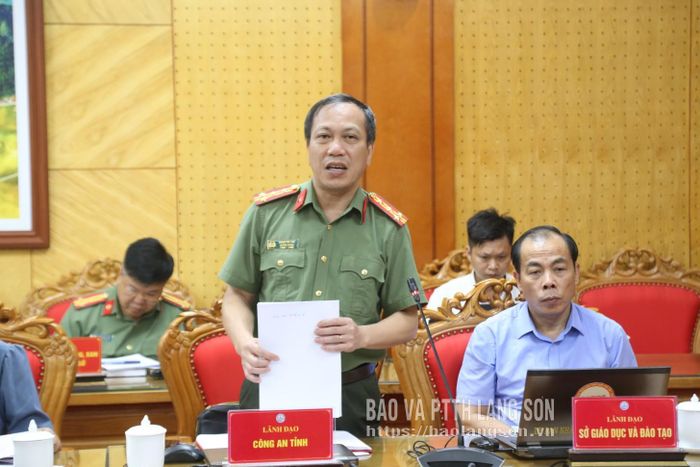 Đại diện Công an tỉnh (đơn vị chủ đầu tư 2 trường tại xã Quốc Khánh và Mẫu Sơn) báo cáo về tiến độ hoàn thiện cơ sở vật chất trường học