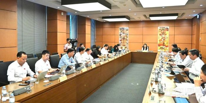 Đại biểu Đoàn Thu Hà, Phó Bí thư Tỉnh ủy, Trưởng Đoàn ĐBQH tỉnh chủ trì thảo luận ở tổ 12