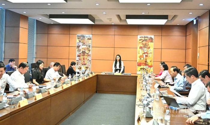 Đại biểu Đoàn Thu Hà, Phó Bí thư Tỉnh ủy, Trưởng Đoàn ĐBQH tỉnh phát biểu thảo luận ở tổ