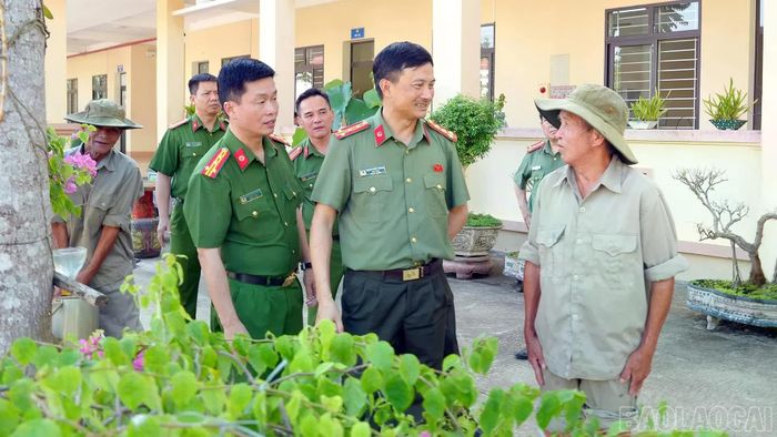 Đại tá Trịnh Khắc Cường - Giám đốc Công an tỉnh Lào Cai hỏi thăm, động viên học viên đang điều trị tại Cơ sở cai nghiện ma túy phân khu 1.