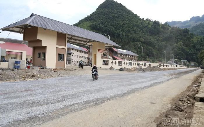 Tuyến đường vào trường được đầu tư đồng bộ, từng bước hoàn thiện diện mạo khu vực và hạ tầng giao thông xã Mường Khương.